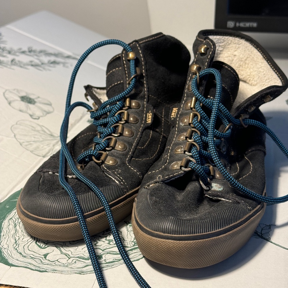 Vans Wellesley lined hiker sneaker boot women’s 9